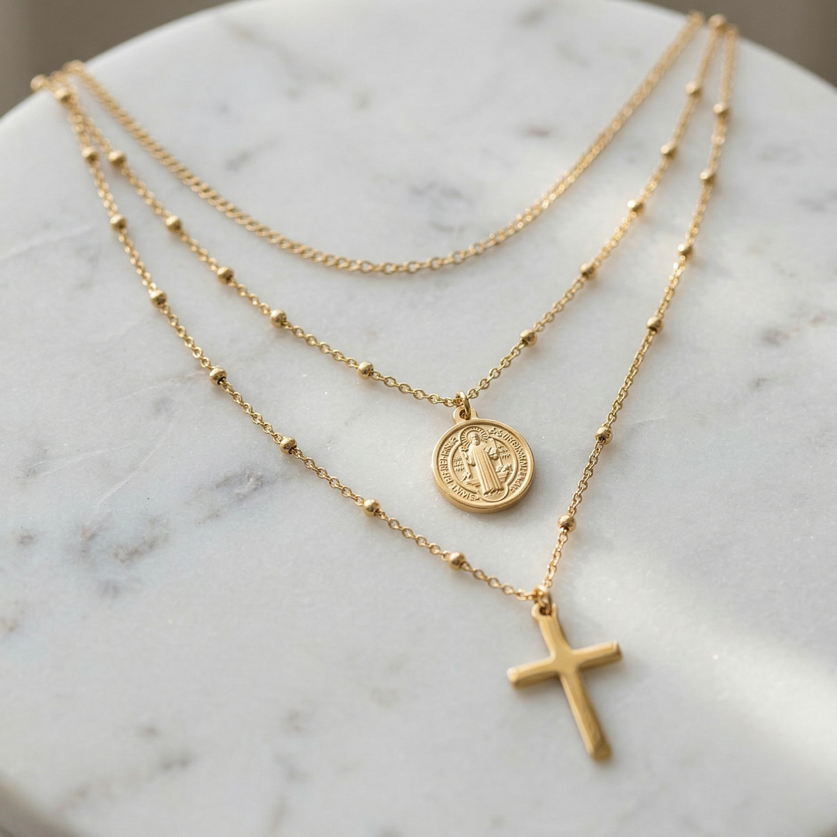 Collana a Tre Fili con Medaglia Della Vergine Maria e Croce (Placcata in Oro)