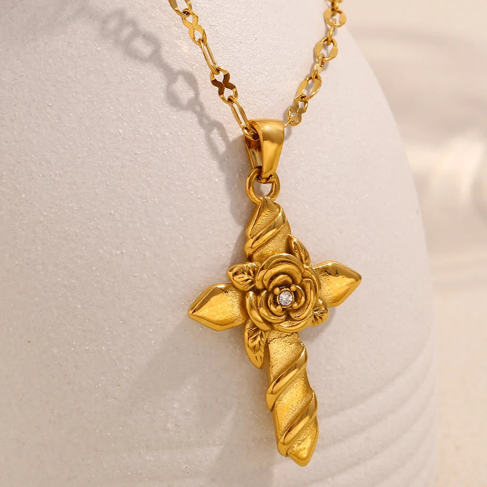 Collana con croce e rosa in rilievo (placcata in oro 18 carati)