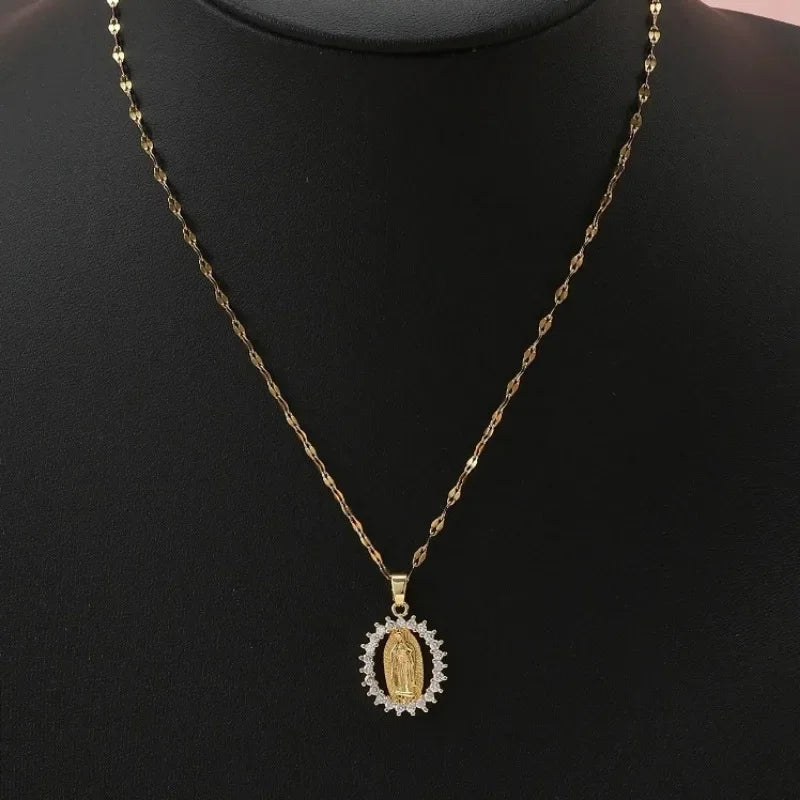 Collana con medaglia della Vergine Maria con zirconi (placcata in oro 18 carati)