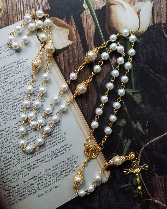 Rosario dorato con perle sintetiche e crocifisso (placcato in oro 18 carati)