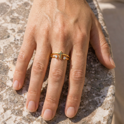 Anello Croce e Due Zirconi (Placcato in Oro)
