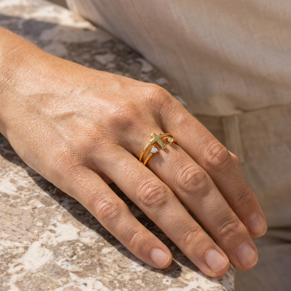 Anello Croce e Due Zirconi (Placcato in Oro)