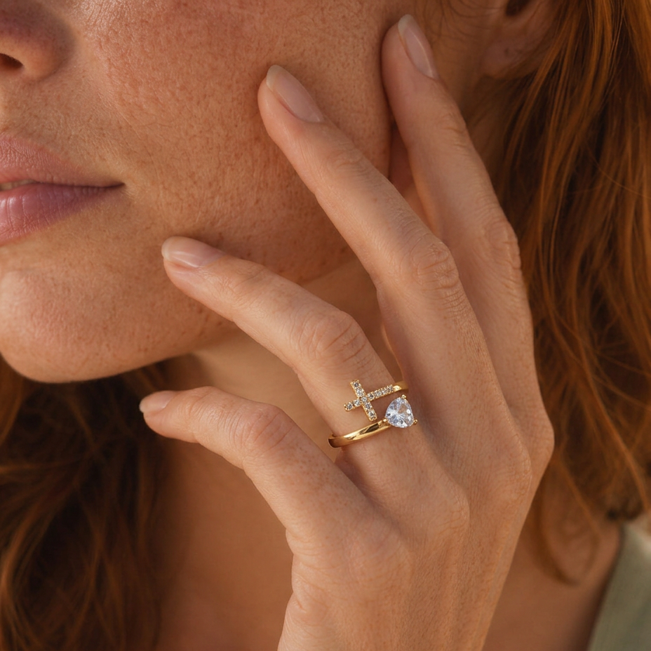 Anello Croce e Zircone a Cuore (Placcato in Oro)