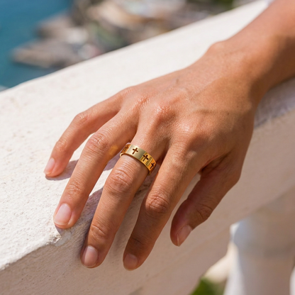 Anello a Fascia con Croci Traforate (Placcato in Oro)