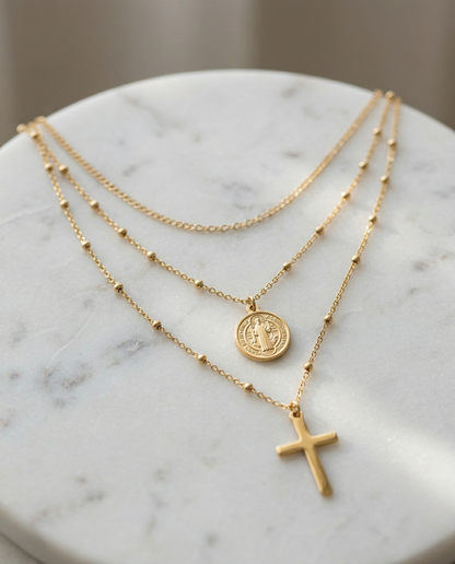 Collana a Tre Fili con Medaglia Della Vergine Maria e Croce (Placcata in Oro)