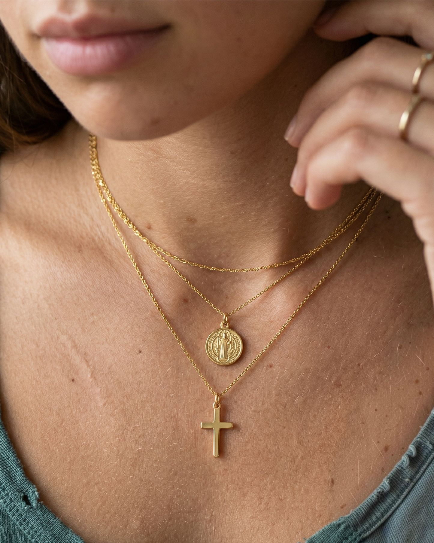 Collana a Tre Fili con Medaglia Della Vergine Maria e Croce (Placcata in Oro)
