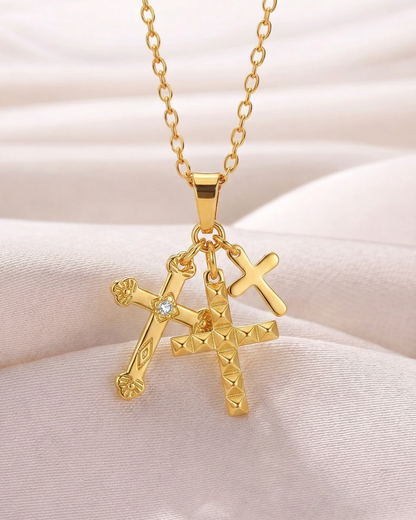 Collana con Tre Ciondoli a Forma di Croce (Placcata in Oro)