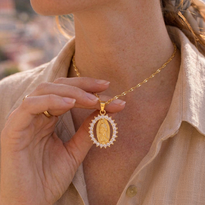 Collana della Madonna con Zirconi Luminosi (Placcata in Oro)