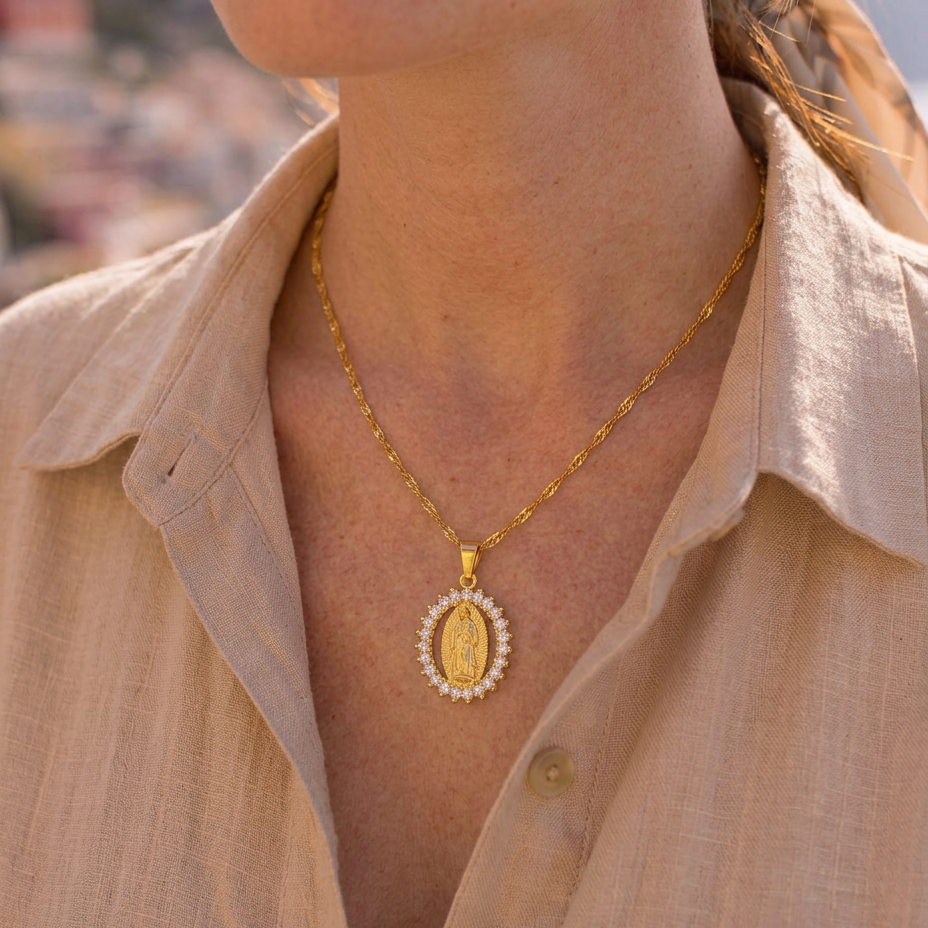 Collana della Madonna con Zirconi Luminosi (Placcata in Oro)