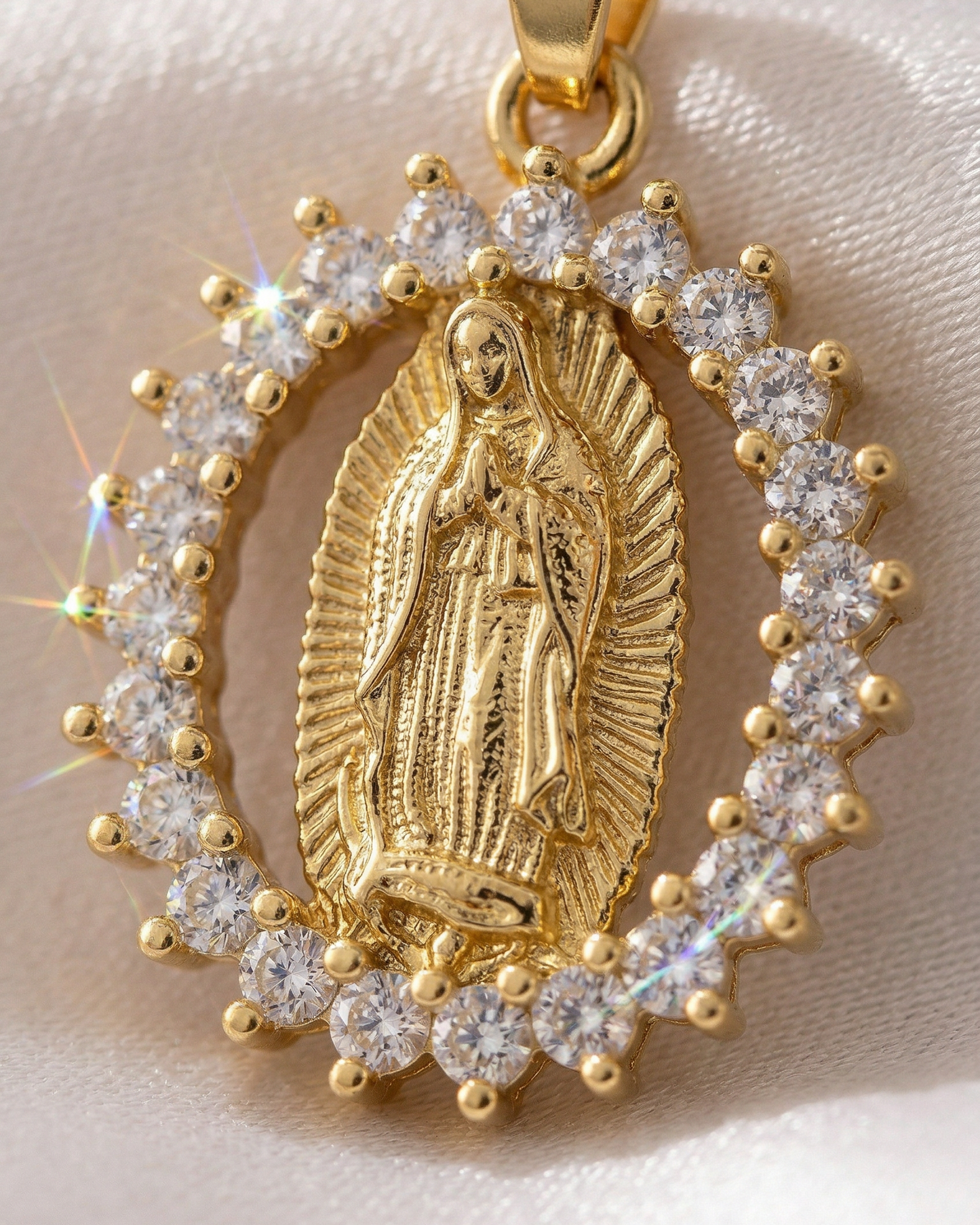 Collana della Madonna con Zirconi Luminosi (Placcata in Oro)