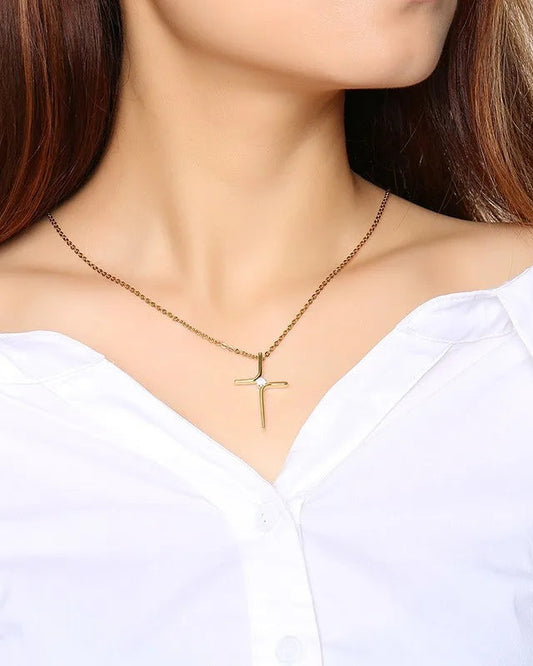 Collana minimalista con croce e zirconia centrale (placcata in oro 18 carati)
