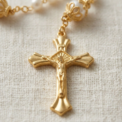 Rosario dorato con perle sintetiche e crocifisso (placcato in oro 18 carati)