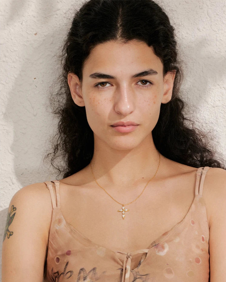 Collana Croce Classica con Cristalli a Goccia (Placcata in Oro 18K)