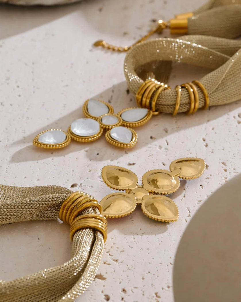 Collana Stile Sciarpa Dorata con Croce di Pietre (Placcata in Oro)