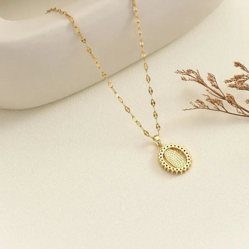 Collana con medaglia della Vergine Maria con zirconi (placcata in oro 18 carati)