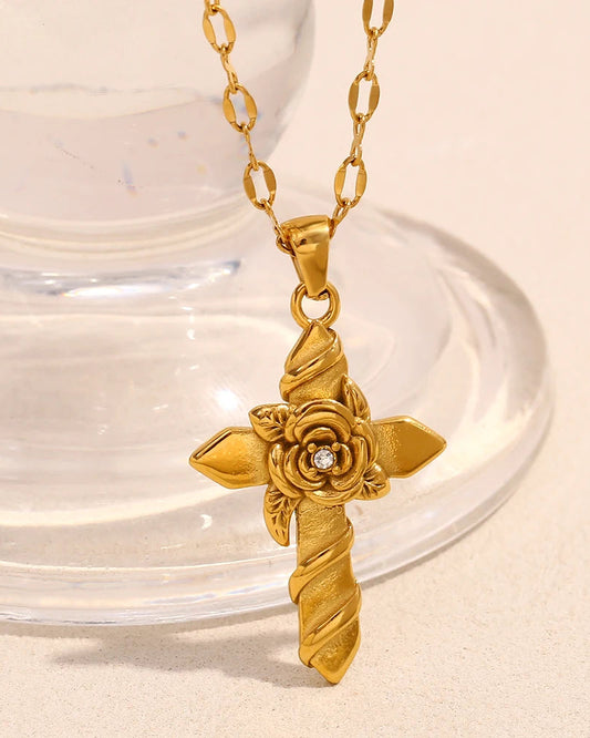 Collana con croce e rosa in rilievo (placcata in oro 18 carati)