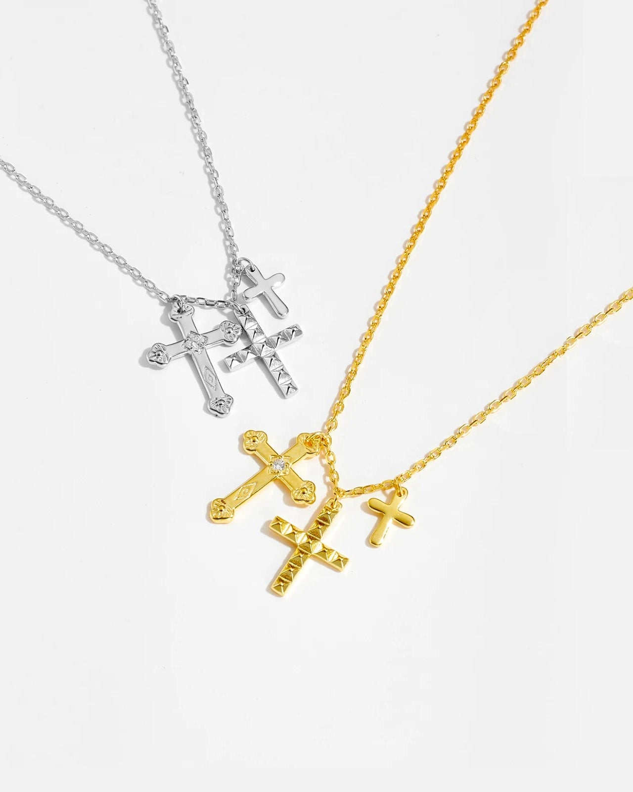 Collana con Tre Ciondoli a Forma di Croce (Placcata in Oro)