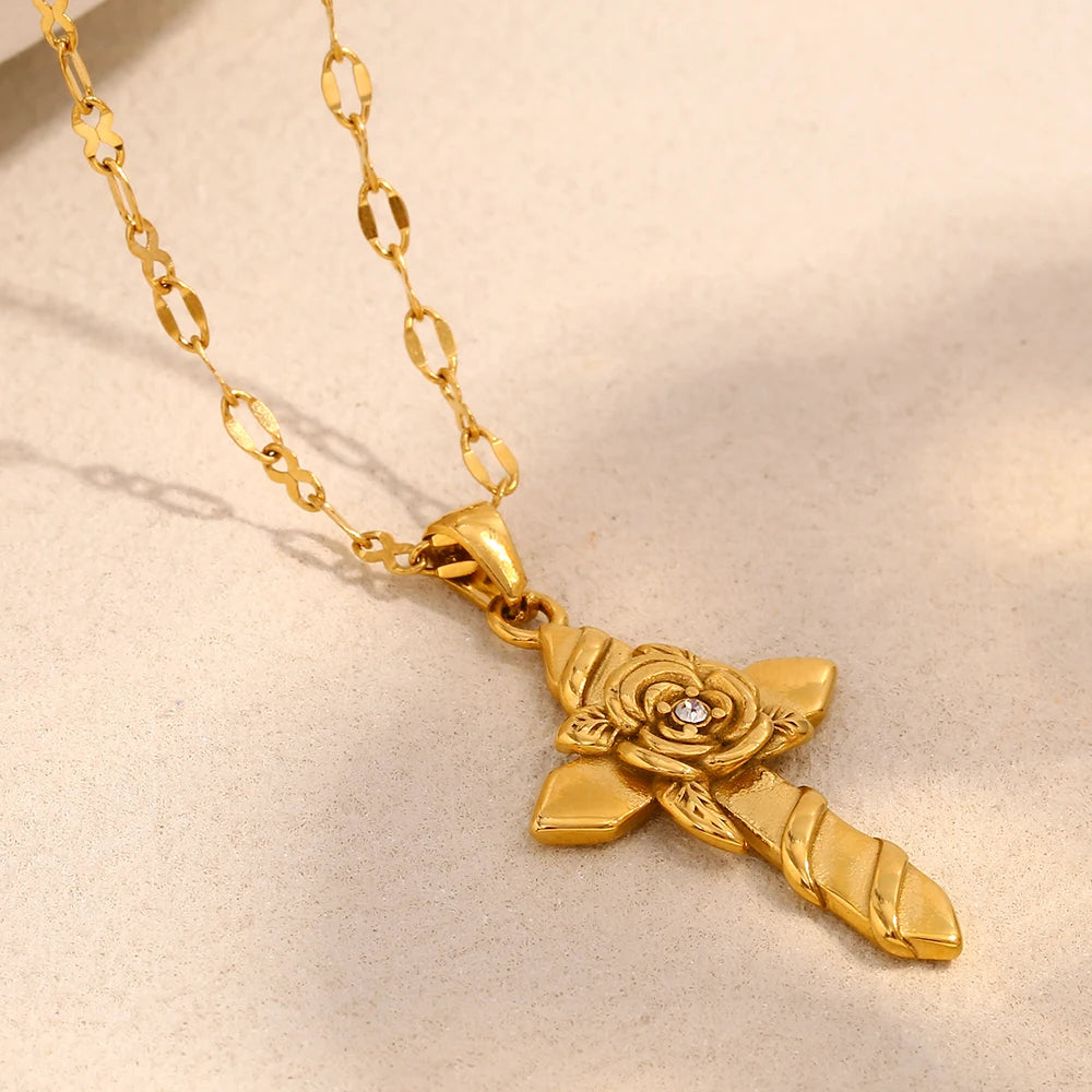 Collana con croce e rosa in rilievo (placcata in oro 18 carati)