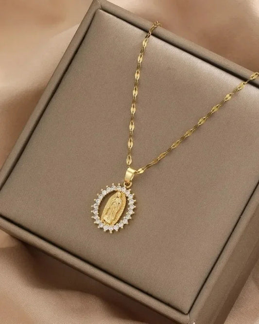 Collana con medaglia della Vergine Maria con zirconi (placcata in oro 18 carati)