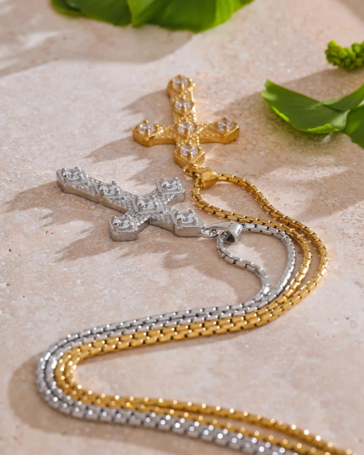 Collana con Croce Testurizzata e Zirconi Incastonati (Placcata in Oro)