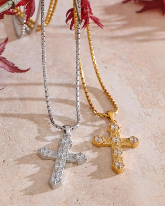 Collana con Croce Testurizzata e Zirconi Incastonati (Placcata in Oro)
