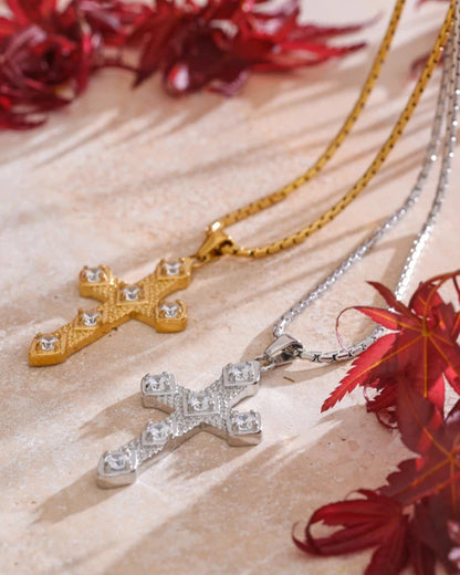 Collana con Croce Testurizzata e Zirconi Incastonati (Placcata in Oro)