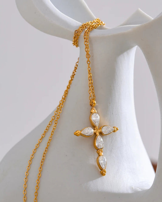 Collana Croce Classica con Cristalli a Goccia (Placcata in Oro 18K)