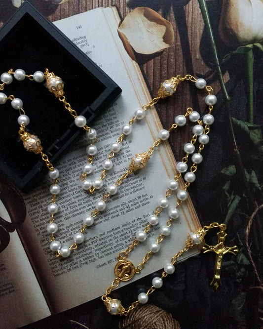 Rosario dorato con perle sintetiche e crocifisso (placcato in oro 18 carati)