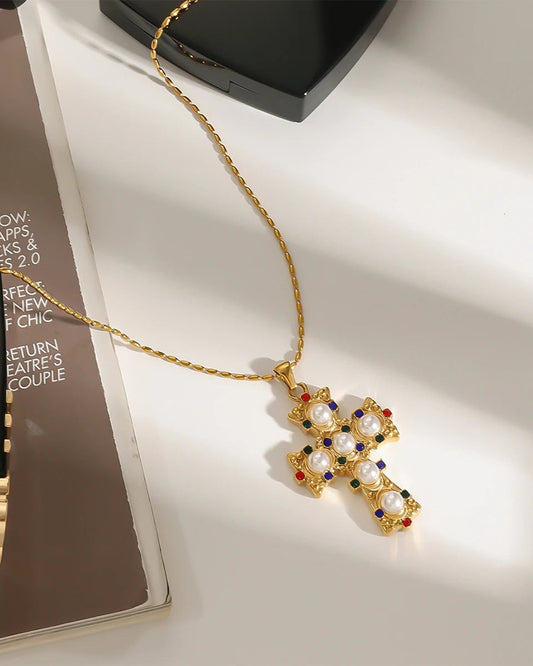 Collana con Croce Ornamentale con Brillanti Colorati e Perle (Placcato in Oro)