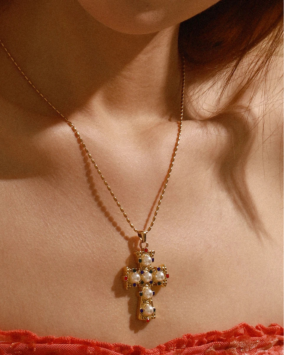 Collana con Croce Ornamentale con Brillanti Colorati e Perle (Placcato in Oro)