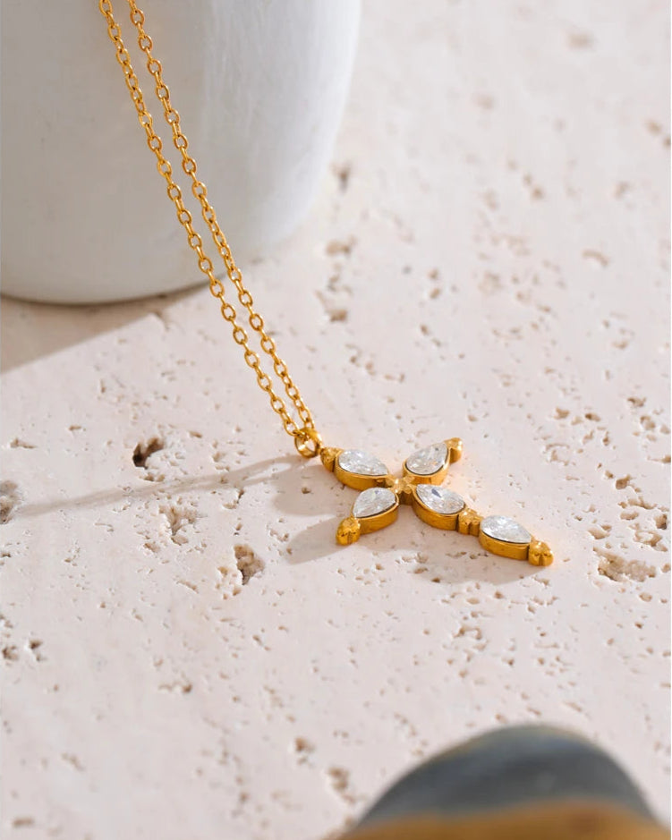 Collana Croce Classica con Cristalli a Goccia (Placcata in Oro 18K)