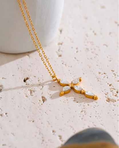 Collana Croce Classica con Cristalli a Goccia (Placcata in Oro 18K)
