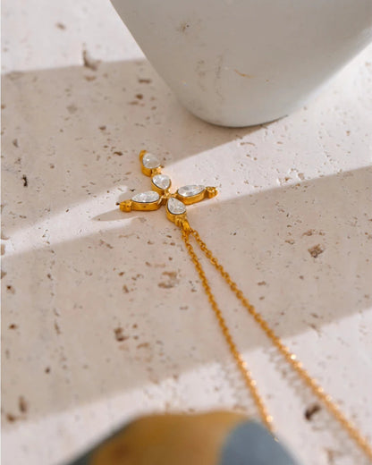Collana Croce Classica con Cristalli a Goccia (Placcata in Oro 18K)