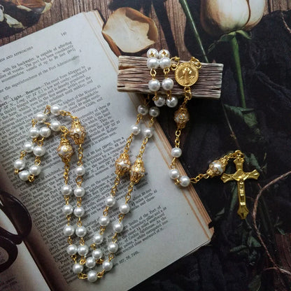 Rosario dorato con perle sintetiche e crocifisso (placcato in oro 18 carati)