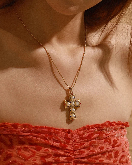 Collana con Croce Ornamentale con Brillanti Colorati e Perle (Placcato in Oro)