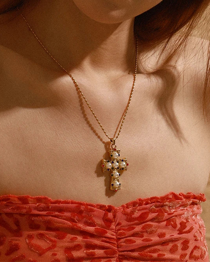 Collana con Croce Ornamentale con Brillanti Colorati e Perle (Placcato in Oro)