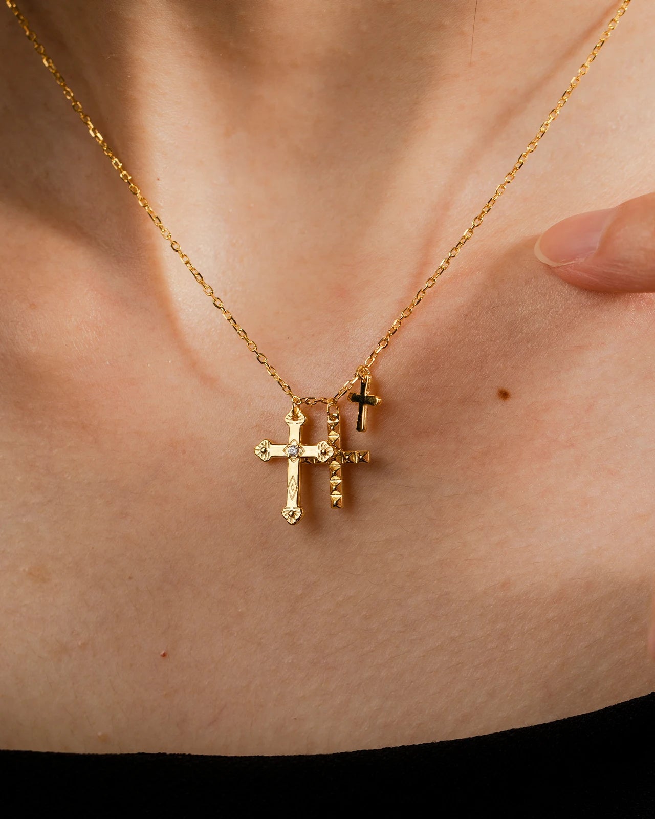 Collana con Tre Ciondoli a Forma di Croce (Placcata in Oro)