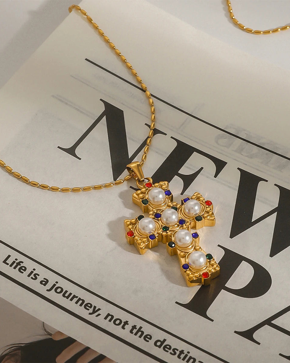 Collana con Croce Ornamentale con Brillanti Colorati e Perle (Placcato in Oro)