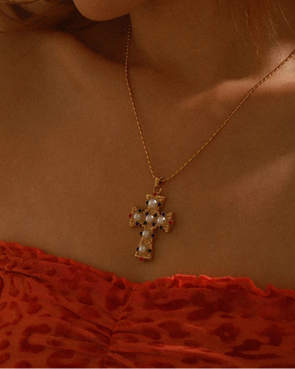 Collana con Croce Ornamentale con Brillanti Colorati e Perle (Placcato in Oro)